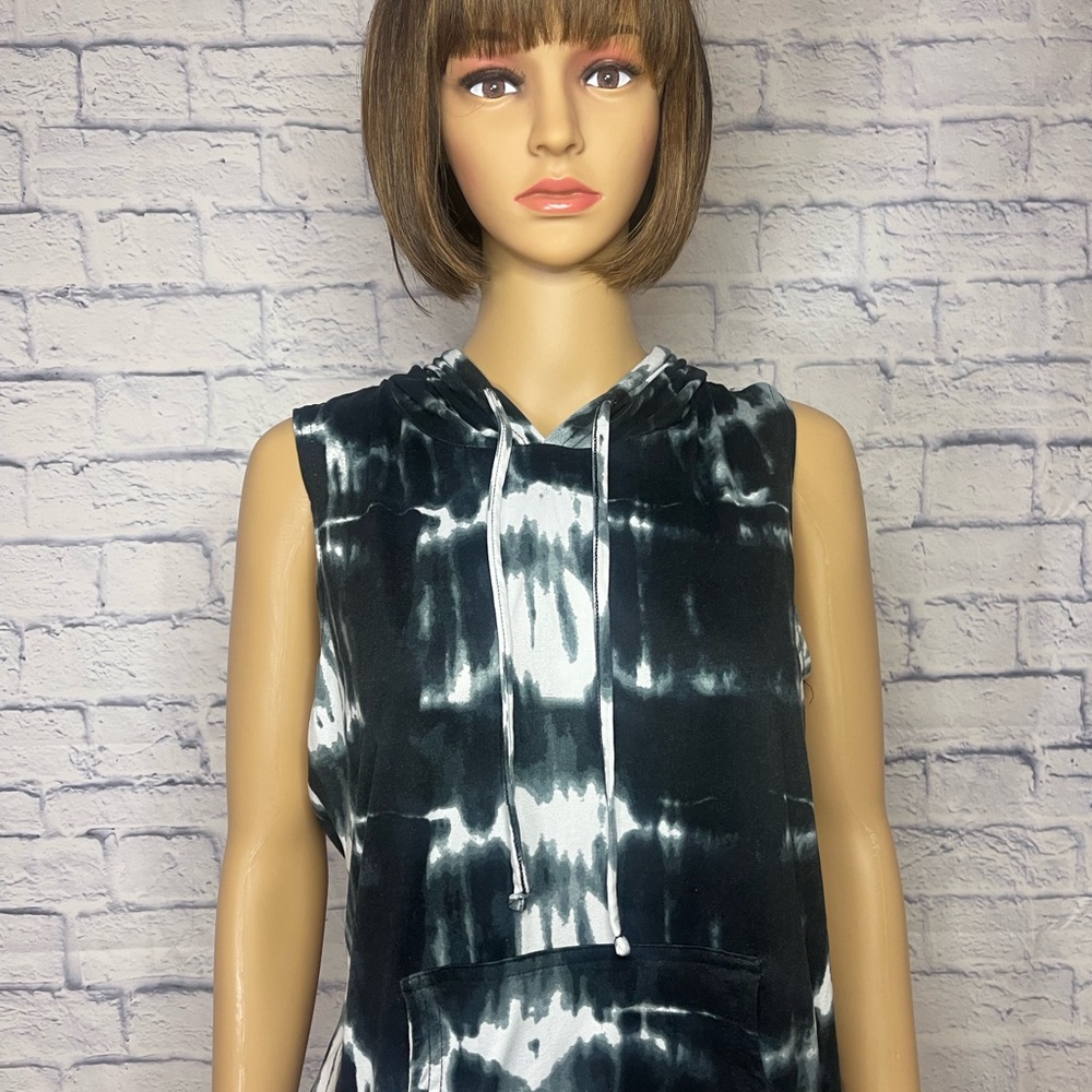 Black and white hooded Tie-dye dress.